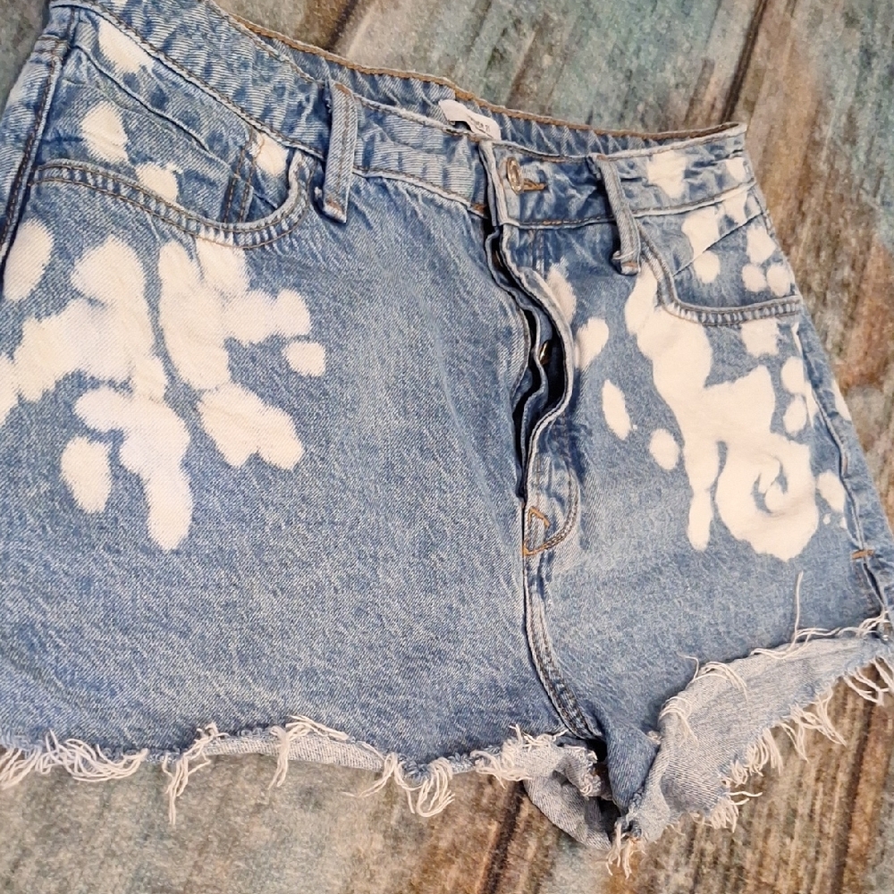 Forever 21 Blue/White Distressed Jean Shorts. Excellent Condition Size 31 - Picture 4 of 8